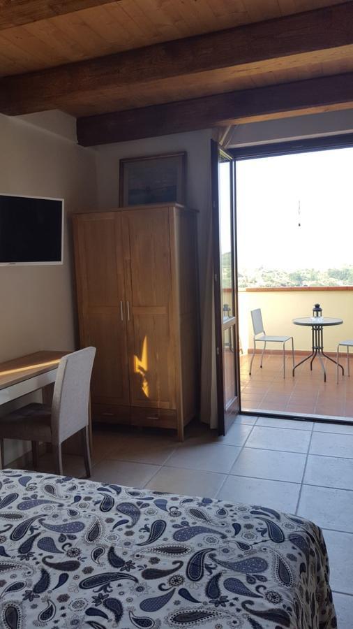 B&B La Taverna Degli Angeli Vezzi Portio Buitenkant foto