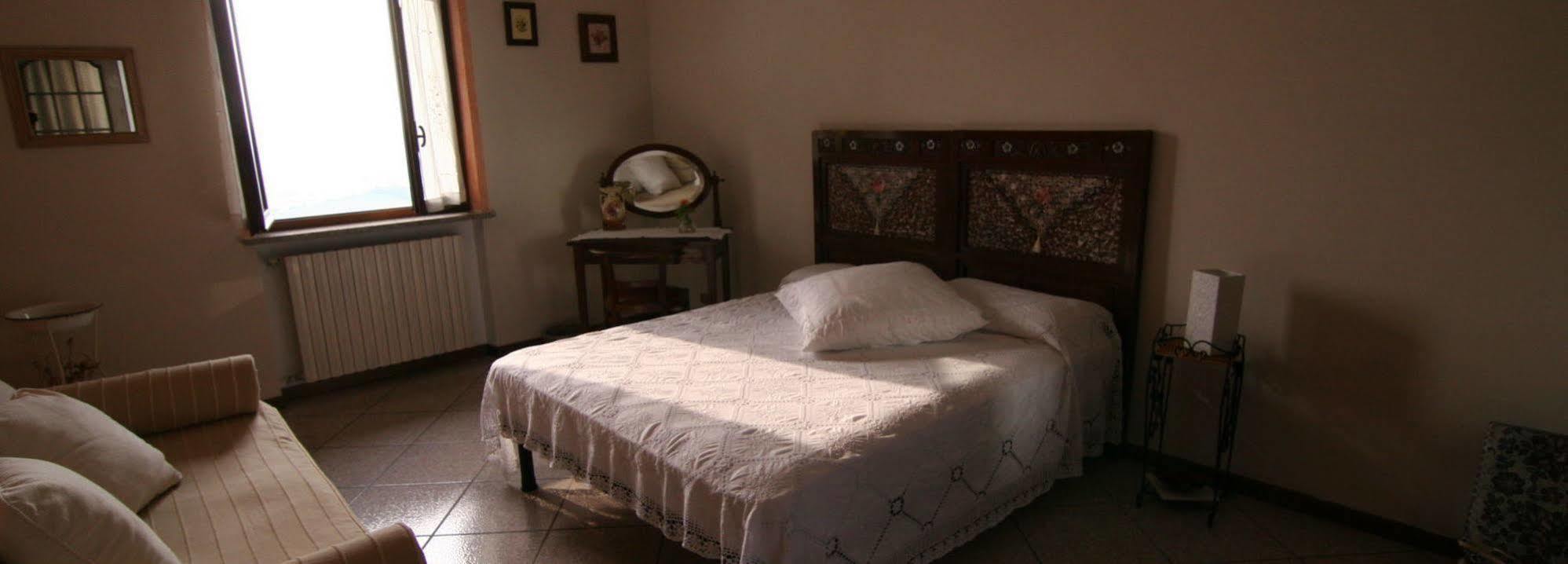 B&B La Taverna Degli Angeli Vezzi Portio Buitenkant foto